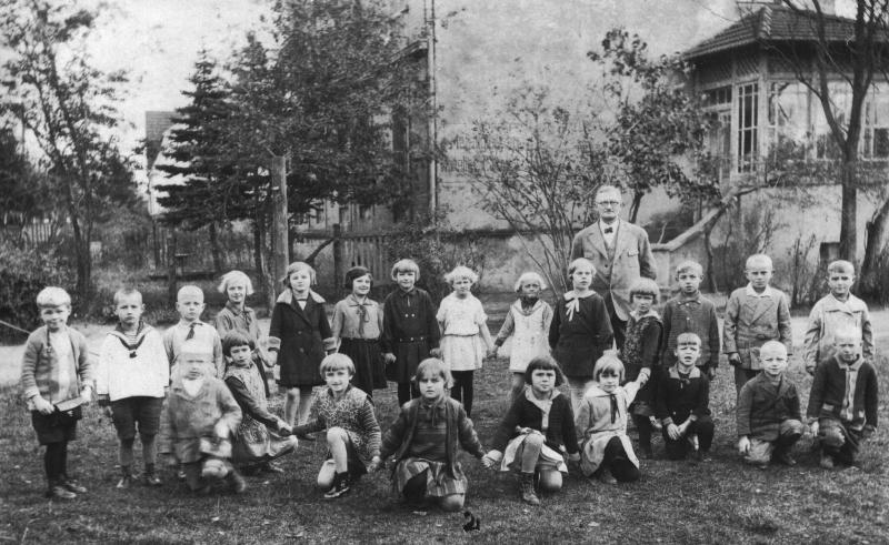 1929 Schulbild im Garten