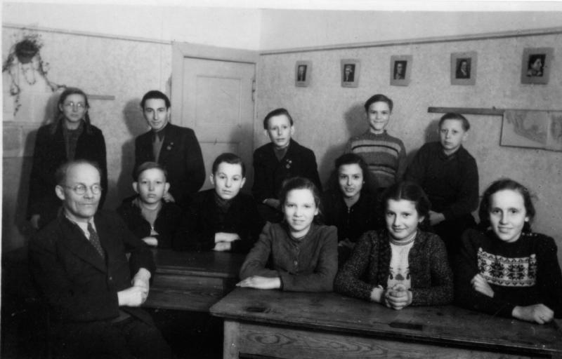 1949 Abschlussklasse mit Lehrer Wittig