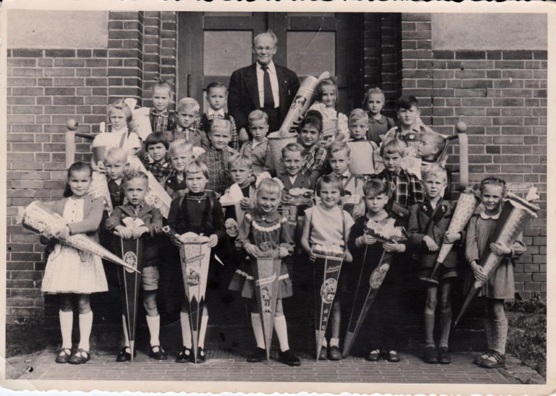 Einschulung 1957 mit Lehrer Wittig
