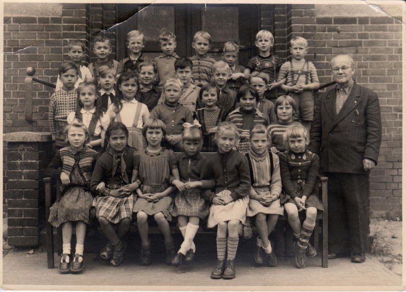 Zweite Klasse 1958 mit Lehrer Wittig